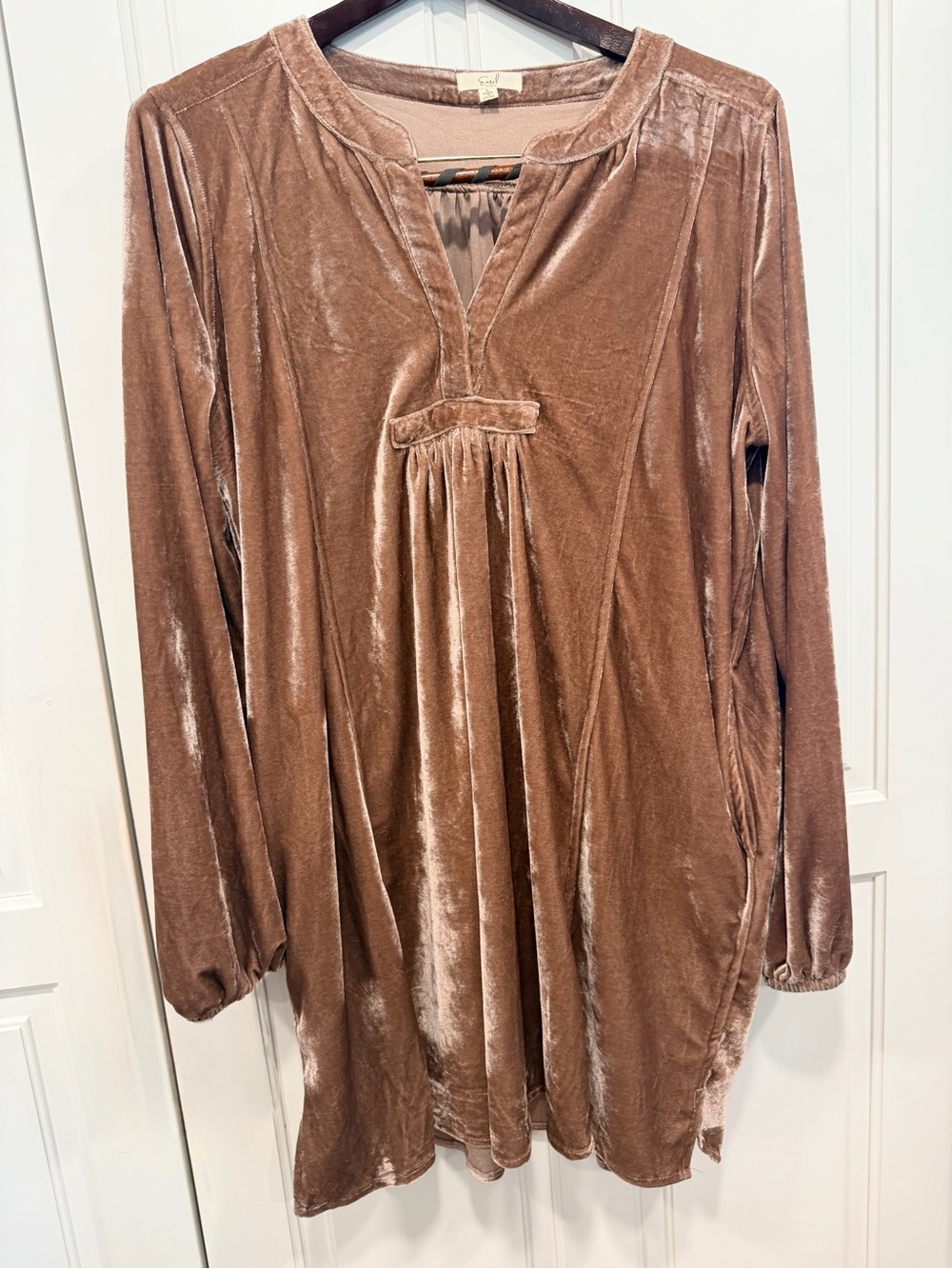 easel Velvet Long Sleeve Tunic Dress in Mauve Brown